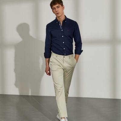 Calças chino regular fit com bolsos Lion of Porches