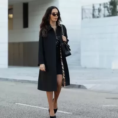 Casaco comprido com efeito de brilhantes na gola Scripta