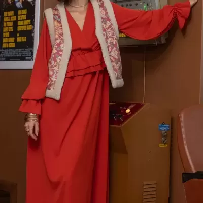 VESTIDO MIDI EM CREPE COM DECOTE BICO FOURSOUL