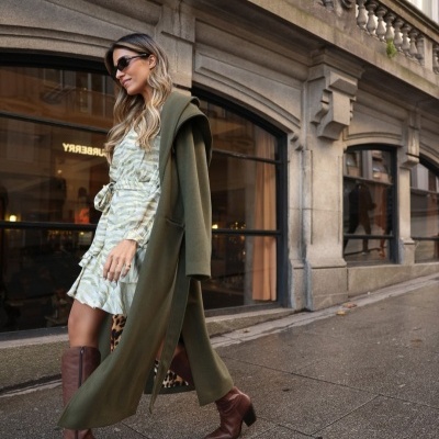 Casaco comprido com capuz e cinto Scripta