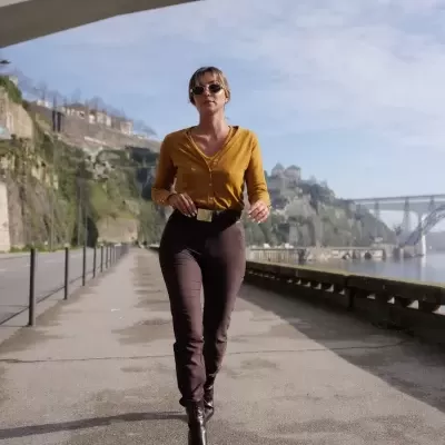 Calça com detalhe de cinto fantasia Scripta