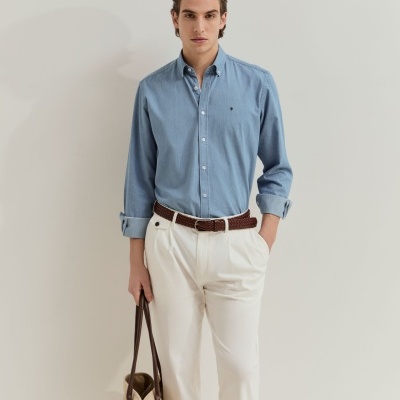 Camisa regular fit em ganga de algodão Lion of Porches
