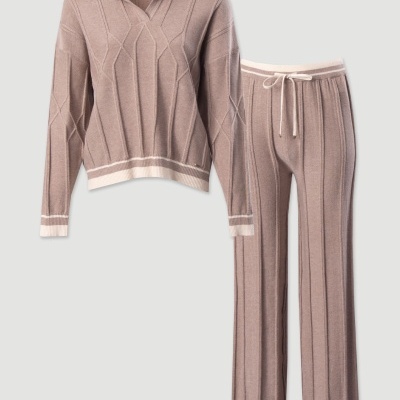 Conjunto de polo e calça em malha trabalhada com risca Ferrache