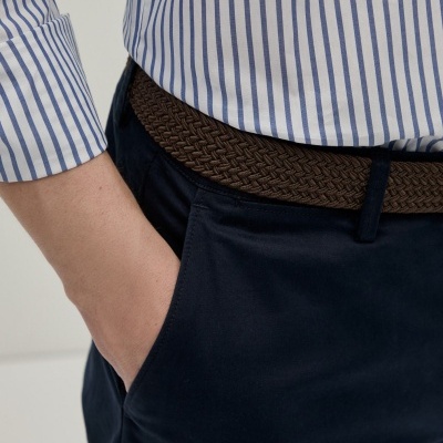 Calças chino regular fit em sarja Decenio