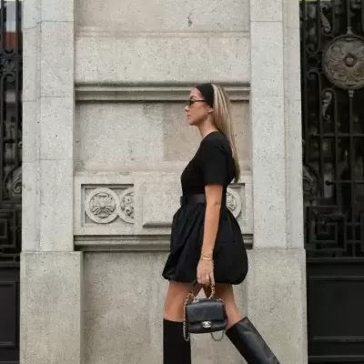 Vestido liso curto com pormenor de cinto Scripta