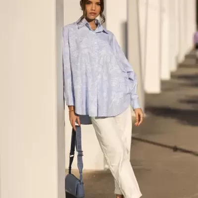 Camisa Azul com Bordado Floral Branco SPACCIO