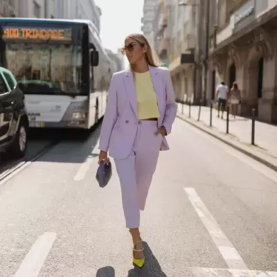 Calça Com Pormenor De Botão Scripta