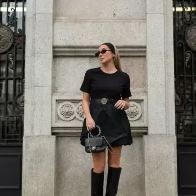 Vestido liso curto com pormenor de cinto Scripta