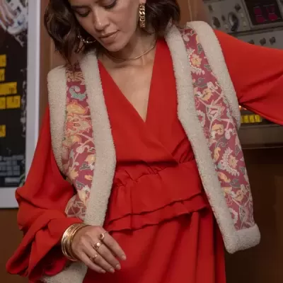 VESTIDO MIDI EM CREPE COM DECOTE BICO FOURSOUL