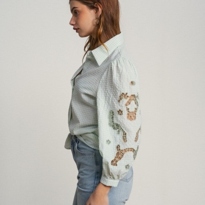 Camisa com bordado nas mangas SMF
