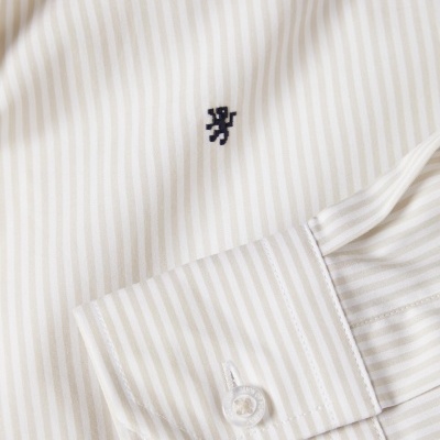 Camisa slim fit em algodão às riscas