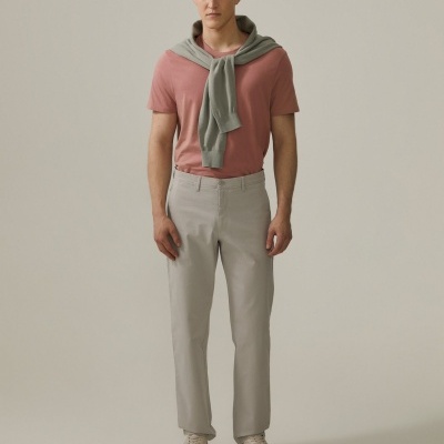 Calça chino com corte regular fit Decenio