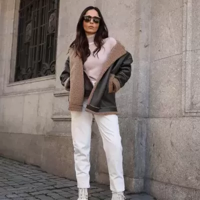 Camisola com gola alta e detalhe de riscas Scripta