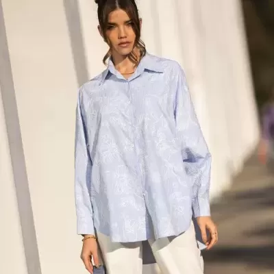 Camisa Azul com Bordado Floral Branco SPACCIO