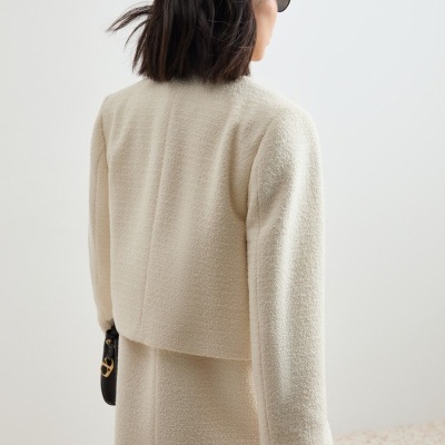 Casaco tweed curto com botões dourados Decenio