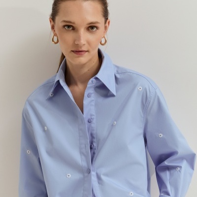 Camisa com flores bordadas em lantejoulas Lion of Porches