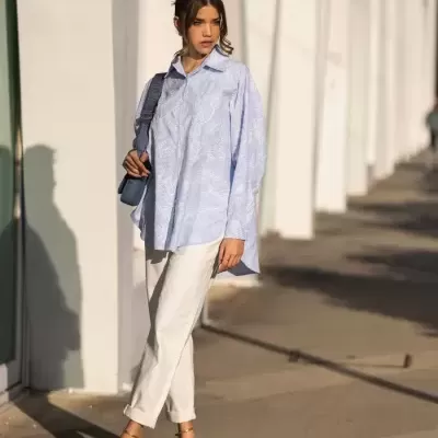 Camisa Azul com Bordado Floral Branco SPACCIO