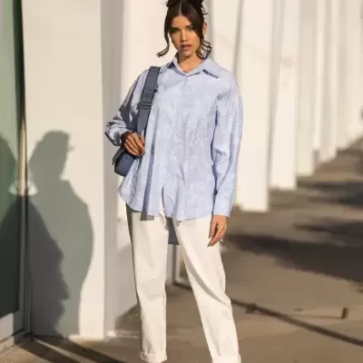 Camisa Azul com Bordado Floral Branco SPACCIO
