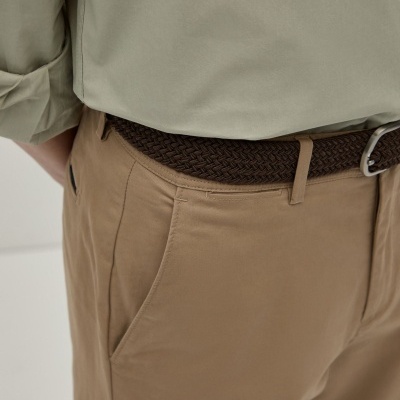 Calças chino regular fit em sarja Decenio