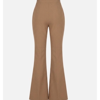 Calça corte boca de sino com acessório na cinta Scripta