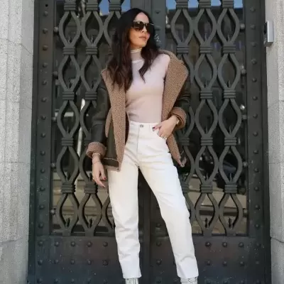 Calça de ganga brancas com detalhe de bordado Scripta