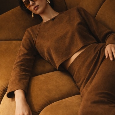 Top Curto com Acabamento Pele de Pêssego e Aplicações Brilhantes SAHOCO