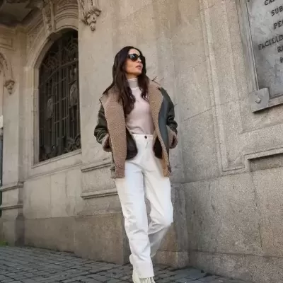 Calça de ganga brancas com detalhe de bordado Scripta