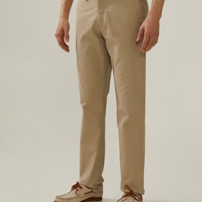 Calça chino com corte regular fit Decenio