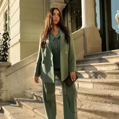 Calça com corte reto em tecido liso Scripta