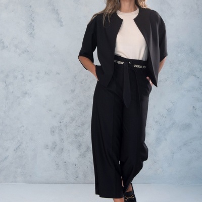 Calça fluida com cintura subida e cinto Ferrache