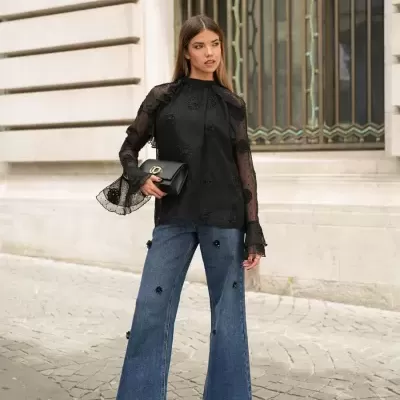 Blusa com Relevo Floral Spaccio by cristina