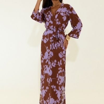 Vestido comprido estampado com cinto e decote V Scripta