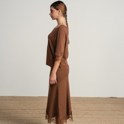 Conjunto de camisola e saia com bordado ingles SMF