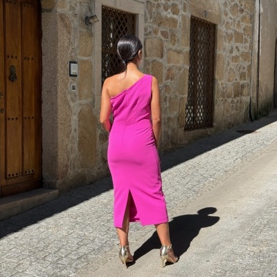 VESTIDO COM DECOTE ASSIMÉTRICO CARLA RUIZ