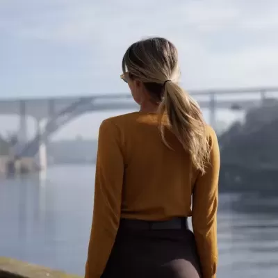 Calça com detalhe de cinto fantasia Scripta