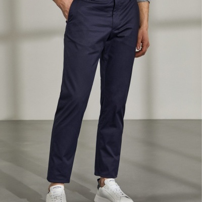 Calças chino regular fit com bolsos Lion of Porches