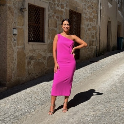 VESTIDO COM DECOTE ASSIMÉTRICO CARLA RUIZ