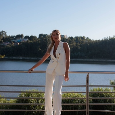 Calça com detalhe de corrente e aberturas Scripta