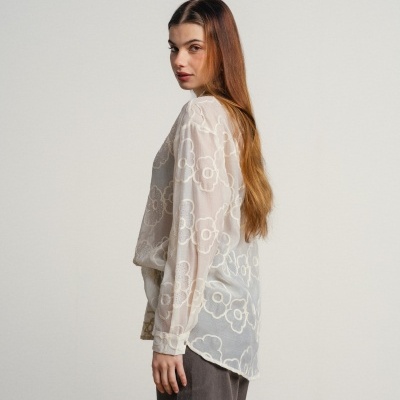 Camisa bordada com flores e brilhantes com transparência SMF