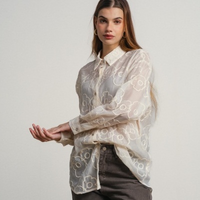 Camisa bordada com flores e brilhantes com transparência SMF