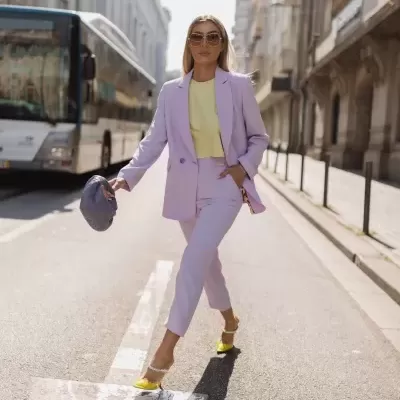 Calça Com Pormenor De Botão Scripta