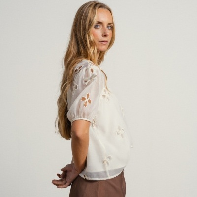 Blusa com flores bordadas e laços com manga balão com trans SMF