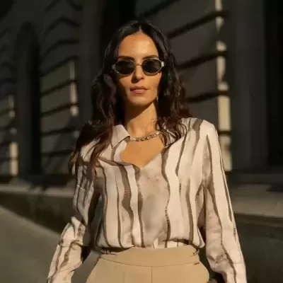 Blusa estampada com pormenor metálico no decote Scripta