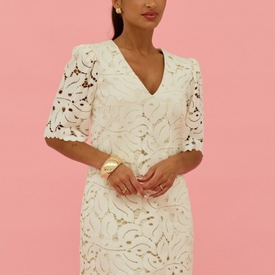 Vestido curto em renda com laço a contrastar Scripta