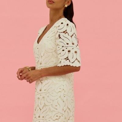 Vestido curto em renda com laço a contrastar Scripta