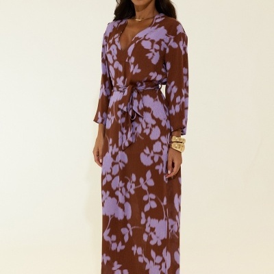 Vestido comprido estampado com cinto e decote V Scripta