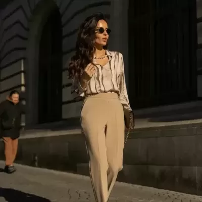 Blusa estampada com pormenor metálico no decote Scripta