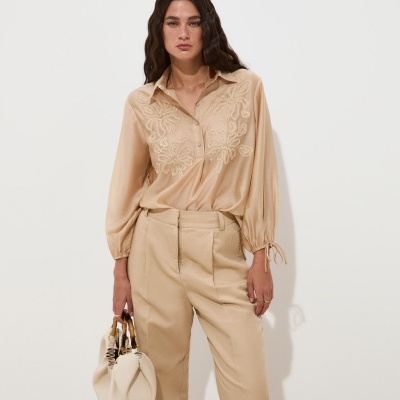 Blusa com bordado floral Decenio