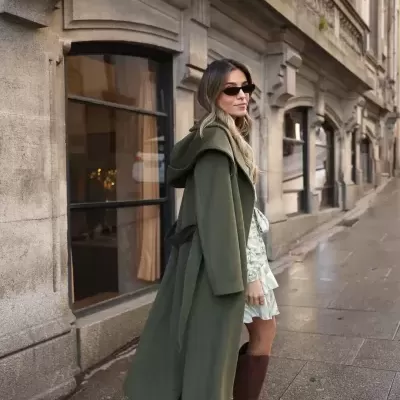 Casaco comprido com capuz e cinto Scripta