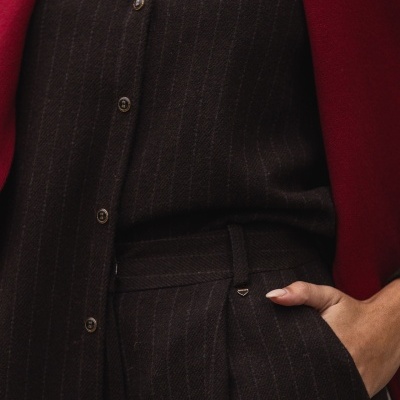 Calça com risca em fazenda Ferrache